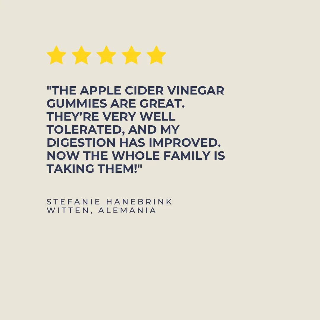 Five-star review praising apple cider vinegar gummies for improving digestion and family use, by Stefanie Hanebrink, Witten, Alemania.